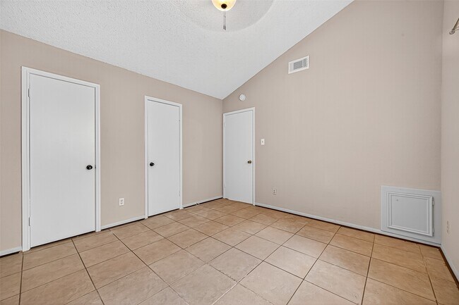Building Photo - 2042 Hilton Head Dr