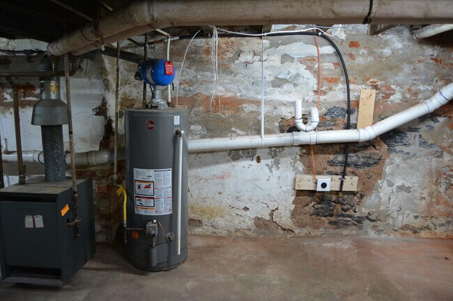 Building Photo - 445 W King St