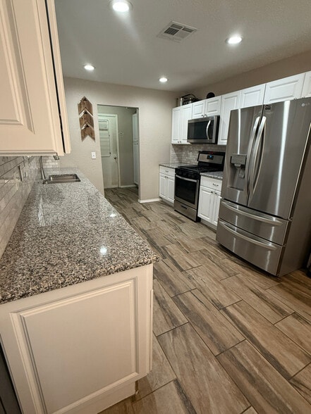 Building Photo - 3213 E Oakridge St