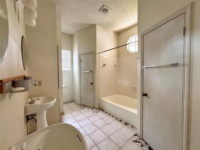 Building Photo - 2139 Cervin Blvd