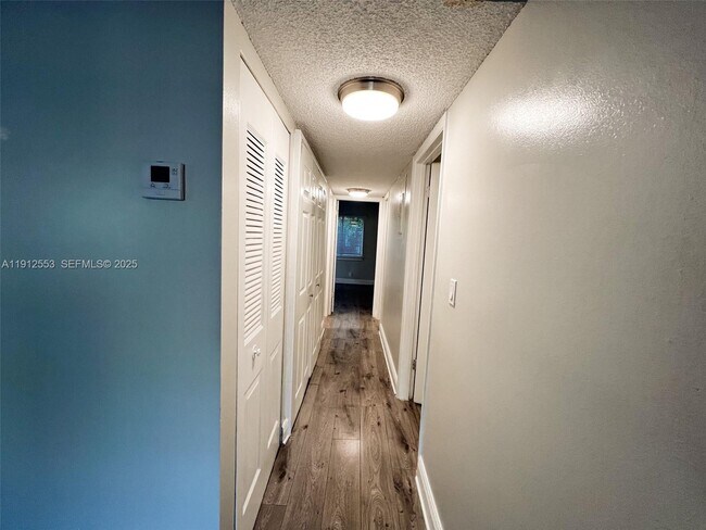 Building Photo - 185 Wimbledon Lakes Dr