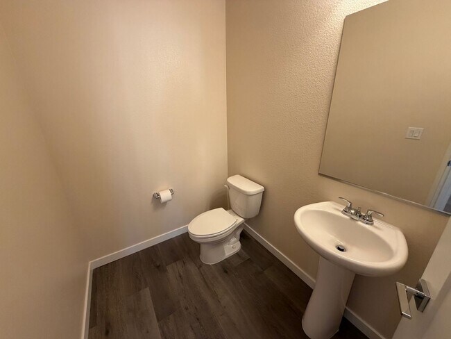 Building Photo - Brand New Townhome in Sparks!