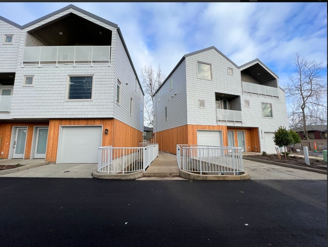 Building Photo - 30535 SW Magnolia Ave