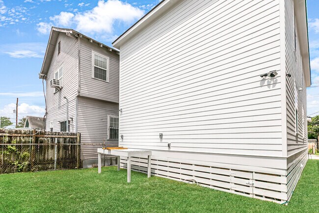 Building Photo - 3015-17 Burdette