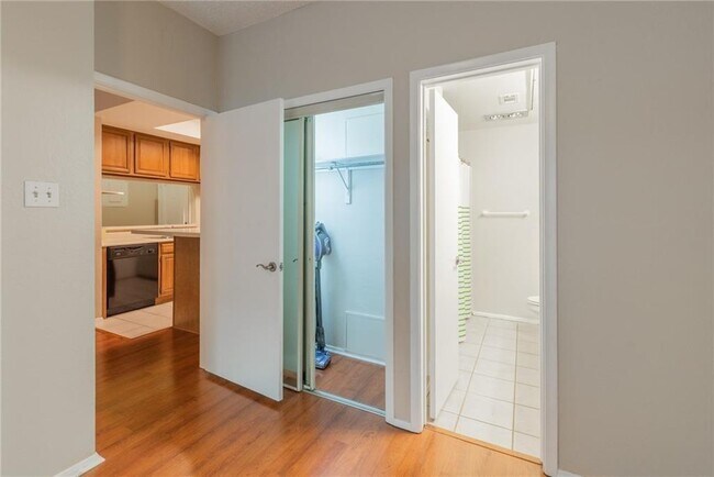 Building Photo - 806 W 24th St