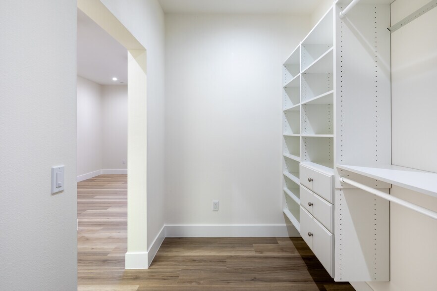 Building Photo - 13680 Mark Dr