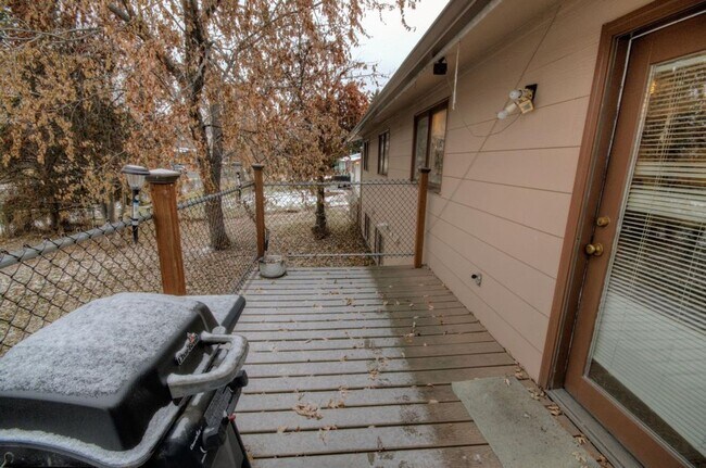 Building Photo - 2 Bed, 1 Bath with Garage Space in Missoula
