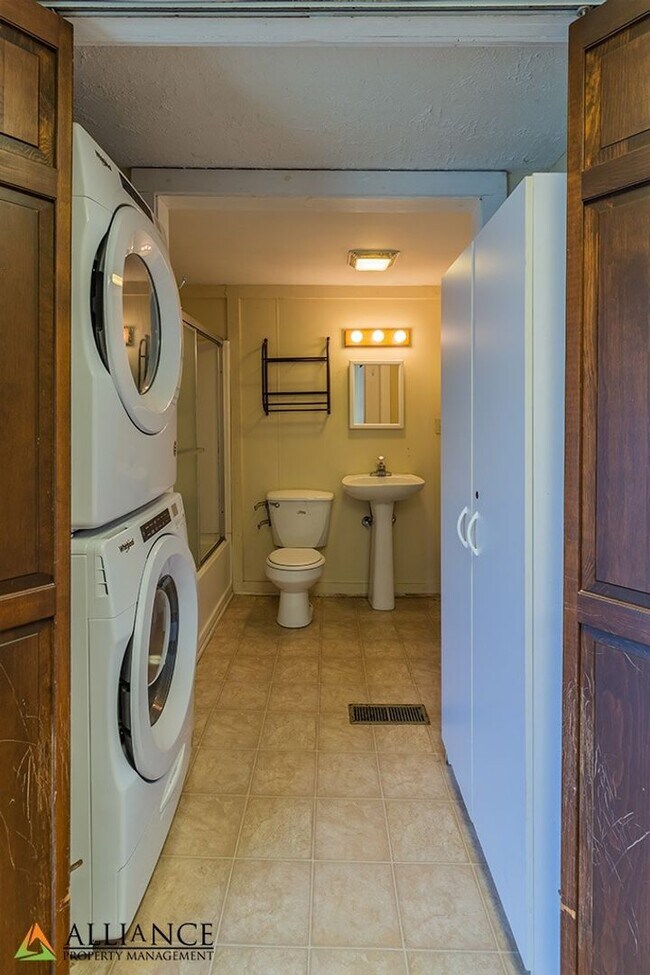 Building Photo - Great Location off Fort Riley Blvd with a Fenced Backyard!