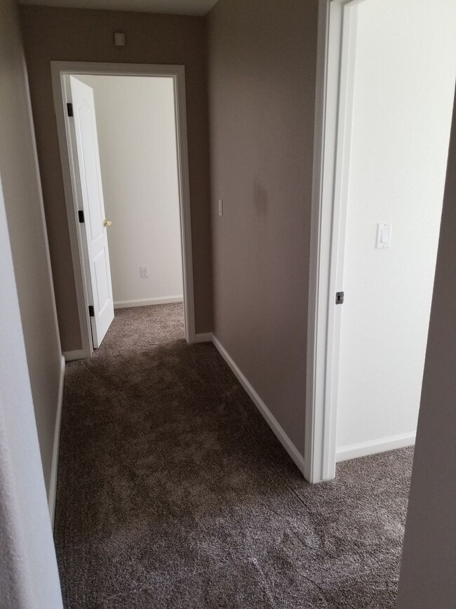 Building Photo - Stunning Home in Pacific Crest!  This 5 Bedroom 2.5 Bathroom with 2 Living Rooms