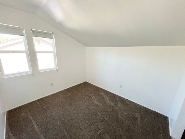 Building Photo - Updated 4B 2BA Home in Paradise Hills w/ S...