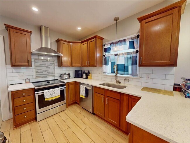 Building Photo - 3423 Beechwood Ave