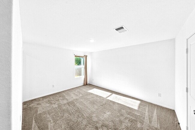 Building Photo - Charming 3-Bedroom Haven with 2 Full Baths