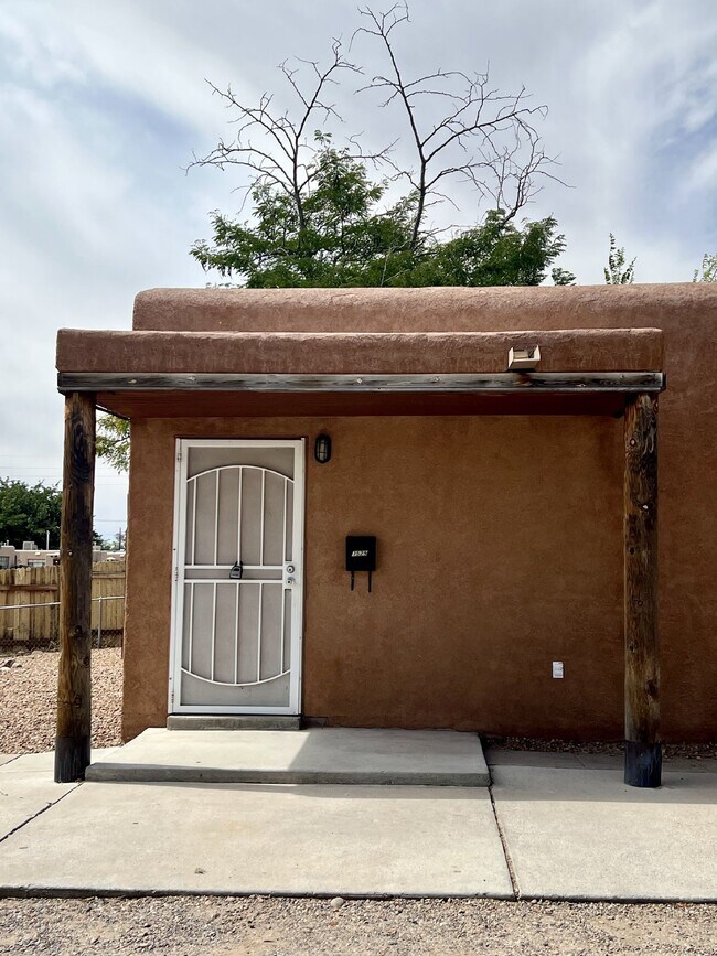 Building Photo - 2 bedroom / 1 bath close to KAFB and I-25 Move-in Special!