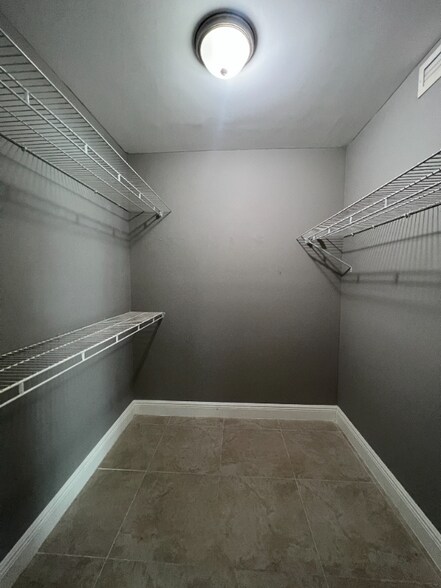 Building Photo - 118 Lake Emerald Dr