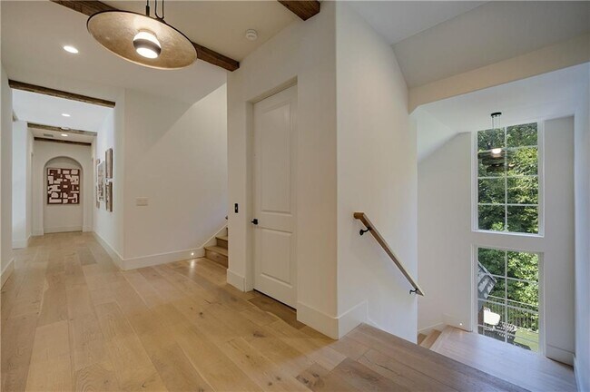 Building Photo - 3570 Knollwood Dr NW