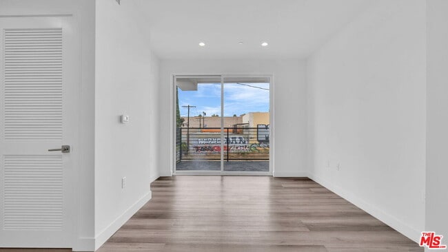 Building Photo - 667 N Wilton Pl