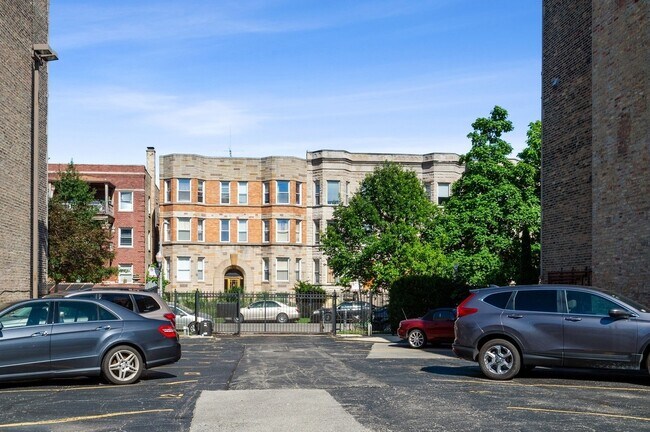 Building Photo - 4011 N Kenmore Ave