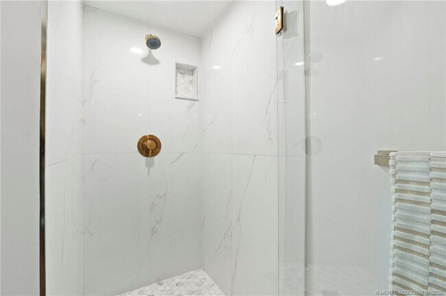 Building Photo - 625 NW North River Dr