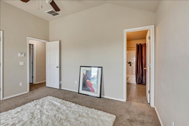 Building Photo - Adorable Cozy Home in Yukon (Mustang Schools)