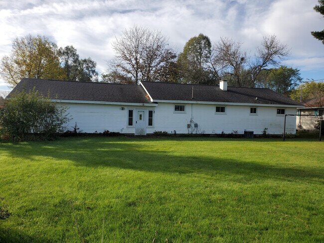 Building Photo - 830 Ver Bunker Ave