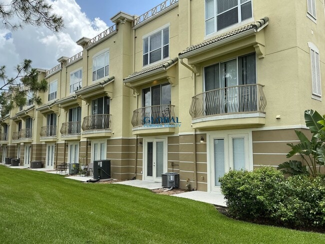 Building Photo - 3Bdrm Townhome -- Gated Community of Vista...