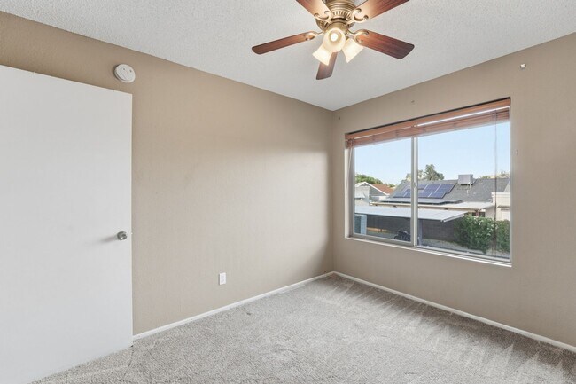 Building Photo - Beautifully maintained 3-bedroom, 2.5-bath Condo in the heart of Phoenix!