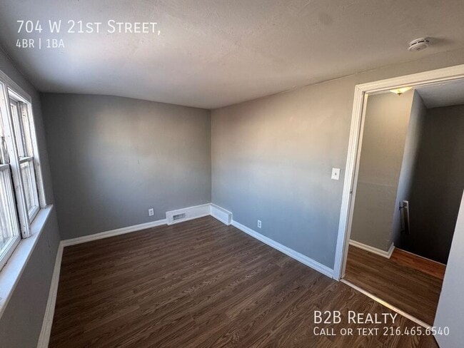 Building Photo - 704 W 21st St