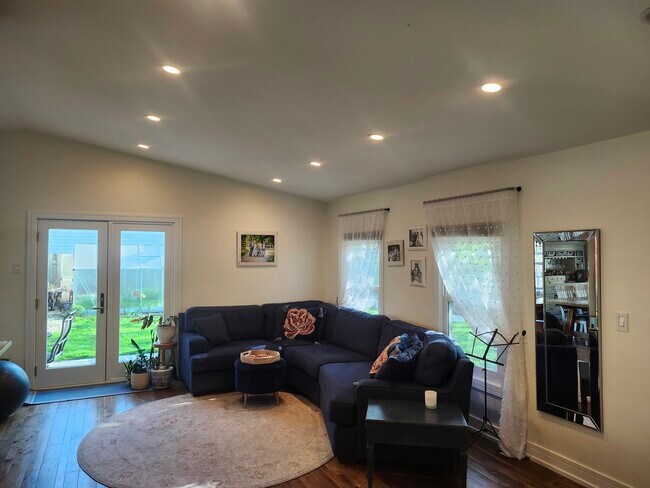 Building Photo - 301 Oakbrook Ct