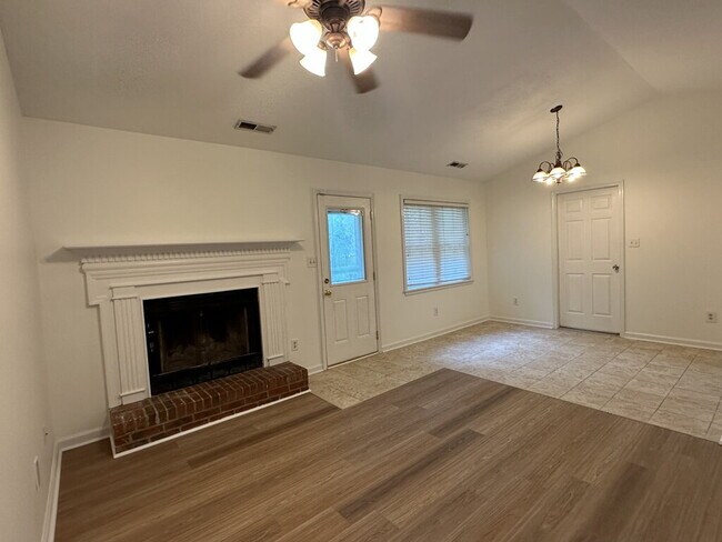 Building Photo - 409 Maplehurst Dr