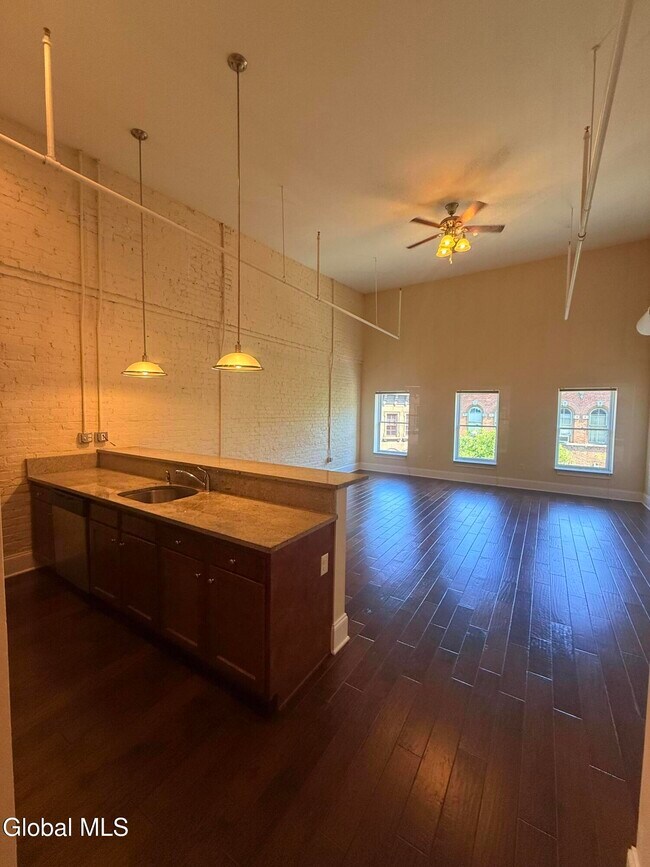 Building Photo - 275 River St