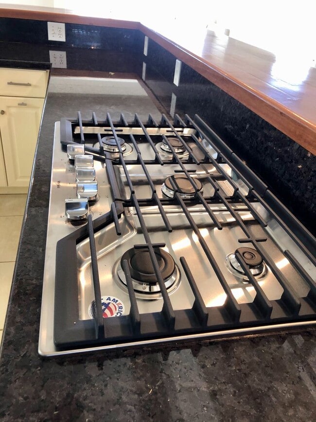 Building Photo - 3/2.5/2 Home - Located in the Beautiful Gated Community at Kahalakua- Endless Views!