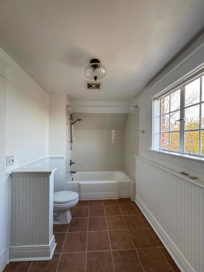 Building Photo - Stunning 4 Bed 4 Bath Haymount Home