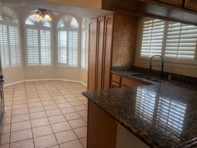 Building Photo - Incredible 4 bedroom, 2 1/2 bath home in East El Paso!!