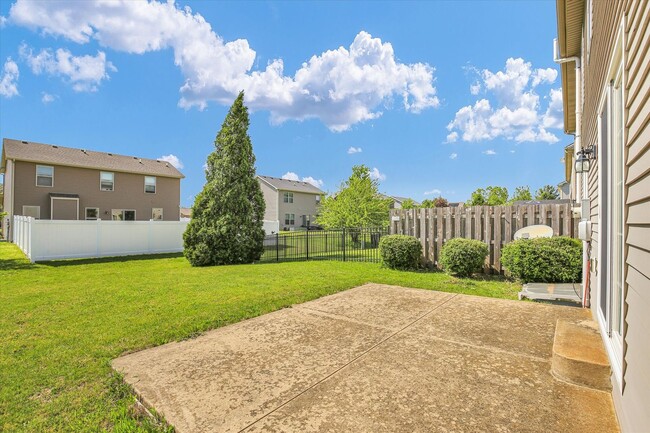 Building Photo - Updated 3 Bedroom Townhome in SW Champaign - Available 06/01/2026