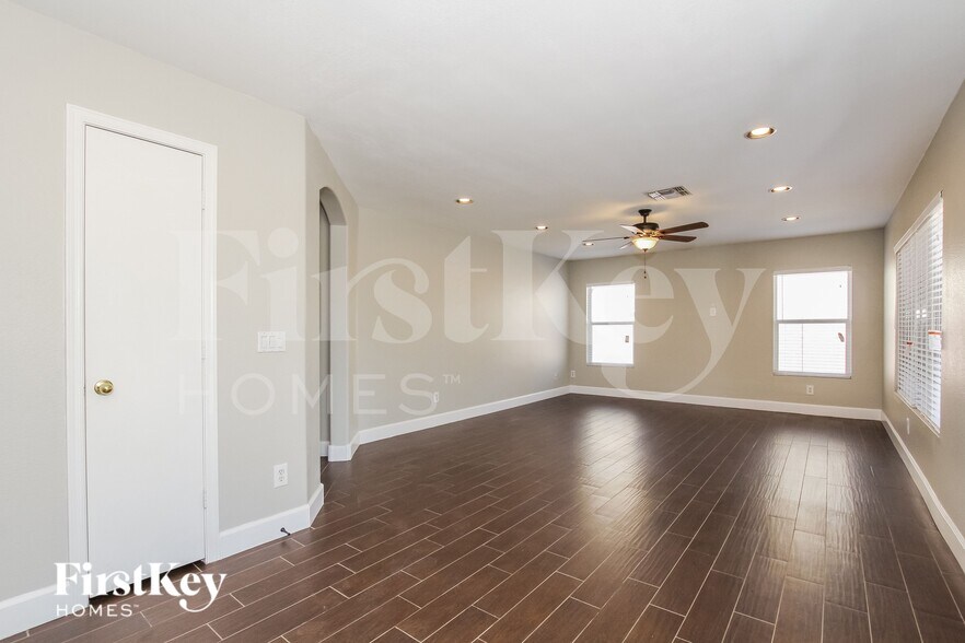 Building Photo - 9156 W Quail Ave
