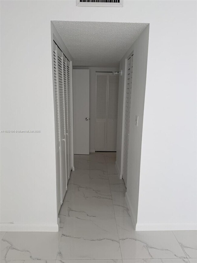 Building Photo - 18151 NE 31st Ct