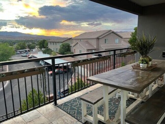 Building Photo - Very Spacious 6 bedroom home with amazing ...