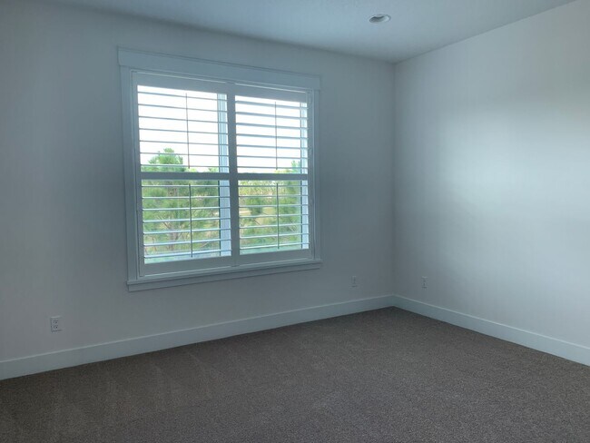 Building Photo - End Unit 3 bedroom Townhome