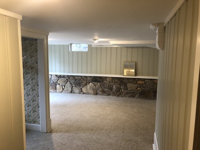 Basement w/ Laundry - 1525 Dawnview Dr