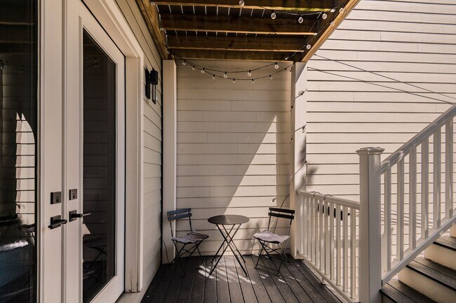 Building Photo - Beautiful 2 bed 2 bath plus den- Parking!!...