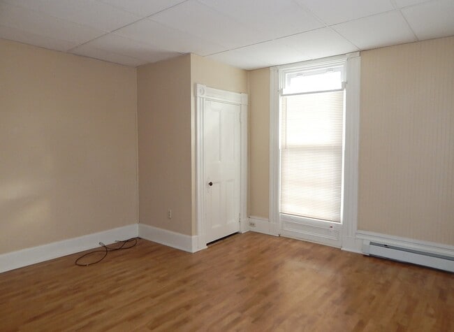 Building Photo - $1500 / 2 bdrm / 775ft2 – Brewer - Union St. – 1st Floor -  W/D Hookup