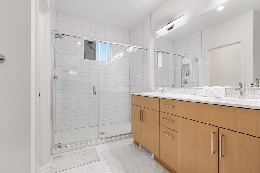 Building Photo - 2433 S Plum St