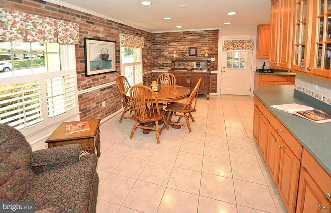 Building Photo - 610 John Marshall Dr NE