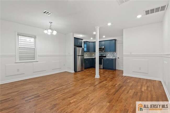 Building Photo - 362 1/2-362 New St