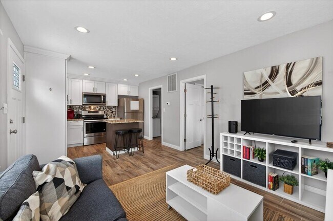 Building Photo - 2113 Pamela Dr