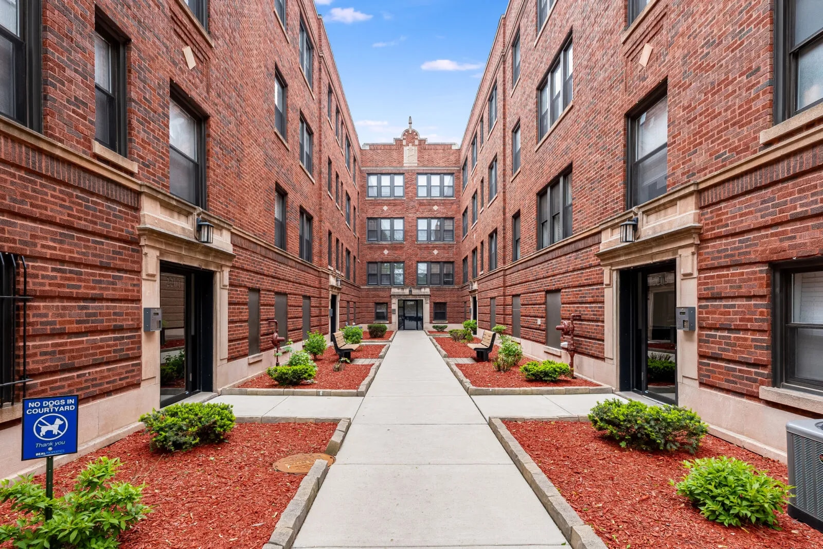 Building Photo - 2207 W Eastwood Ave