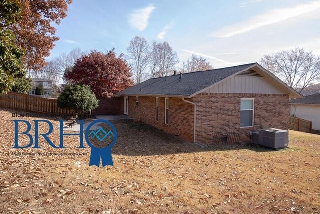 Building Photo - 501 Idlewood Ln