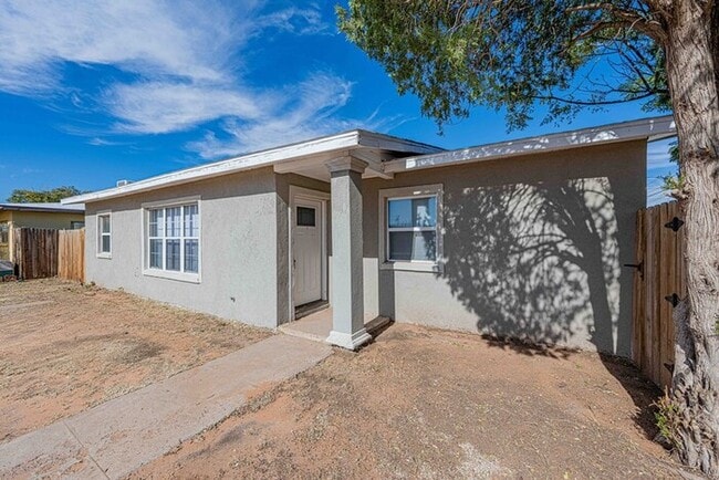 Building Photo - 3 bed 2 bath home with a carport in backyard