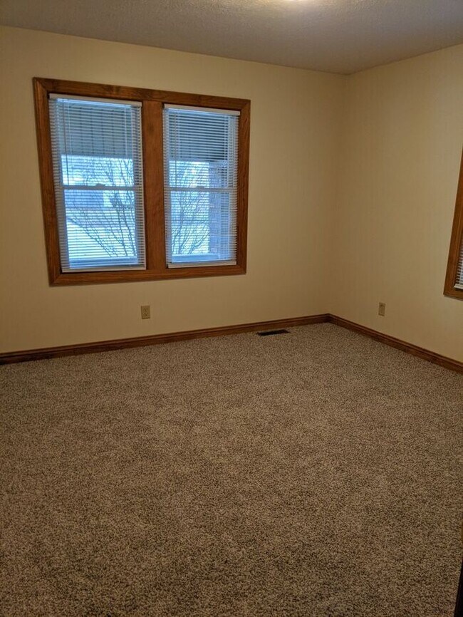 Building Photo - 2 Bedroom 1 Bath Home