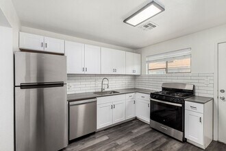 Building Photo - Two Bedroom with Washer/dryer! - 4 Weeks of Free Rent!